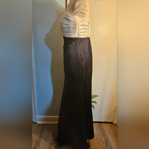 Black and White Strapless Dress. Size 12. Flare Hemline - Picture 8 of 8